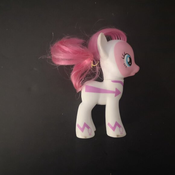 A Collection of 7 My Little Pony Figurines Approximate 2" to 3" Tall - Picture 5 of 12